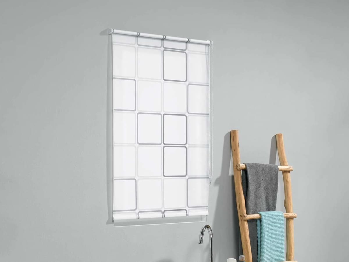 Estor a cuadros para ventana de baño