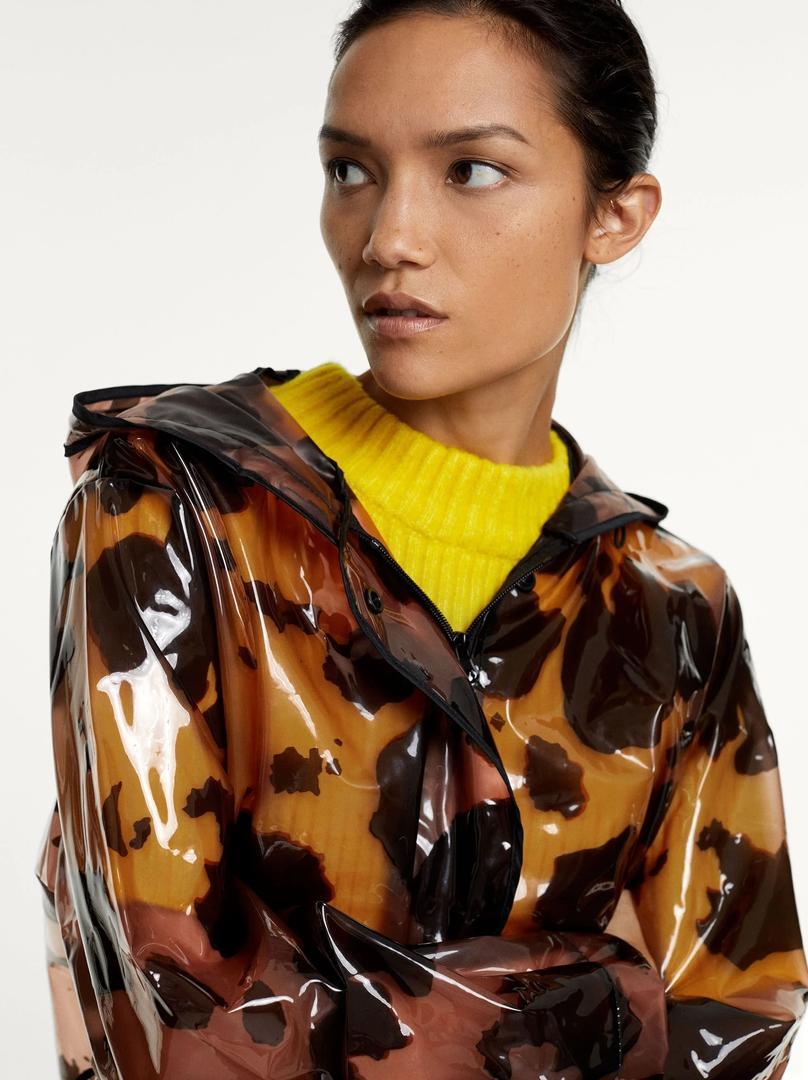 Chubasquero animal print de Parfois 