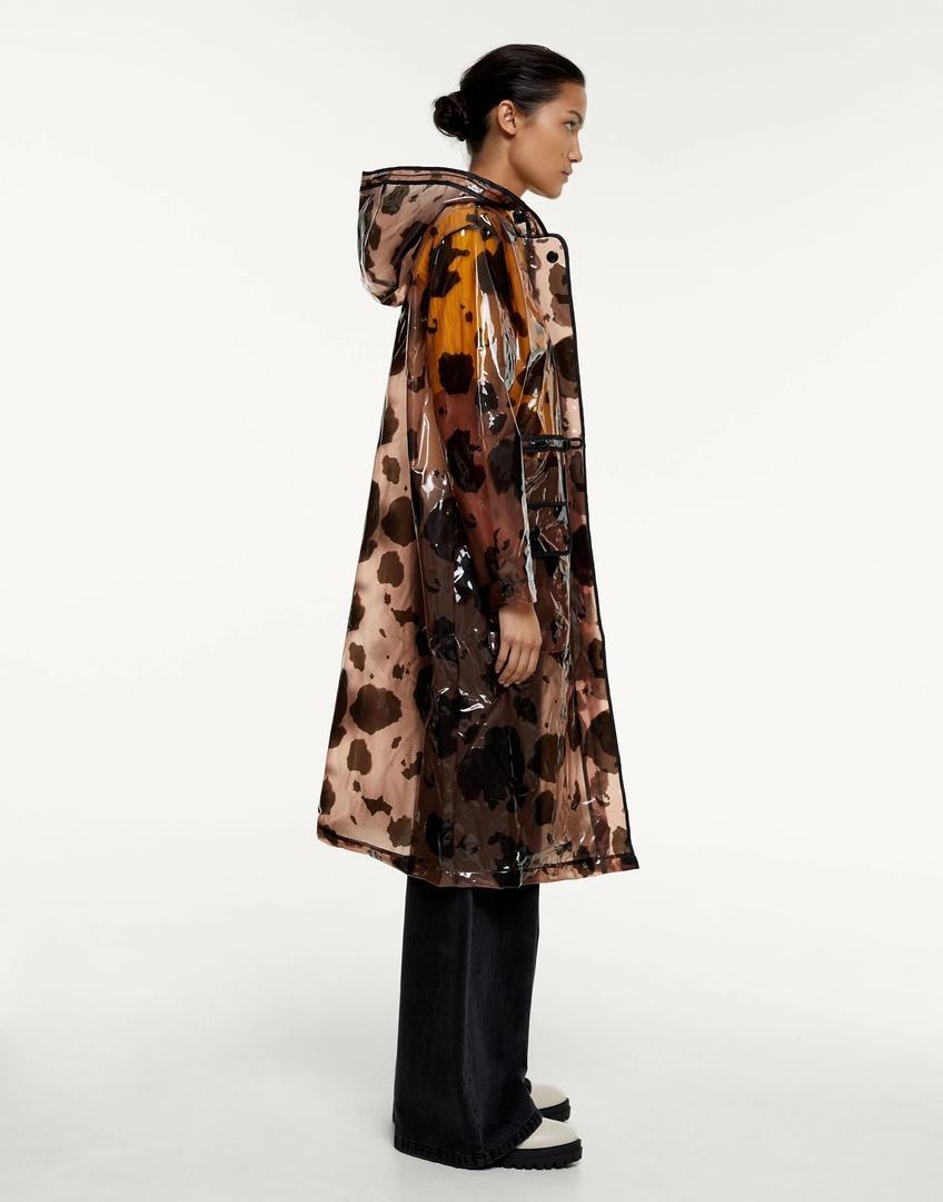 Chubasquero animal print de Parfois