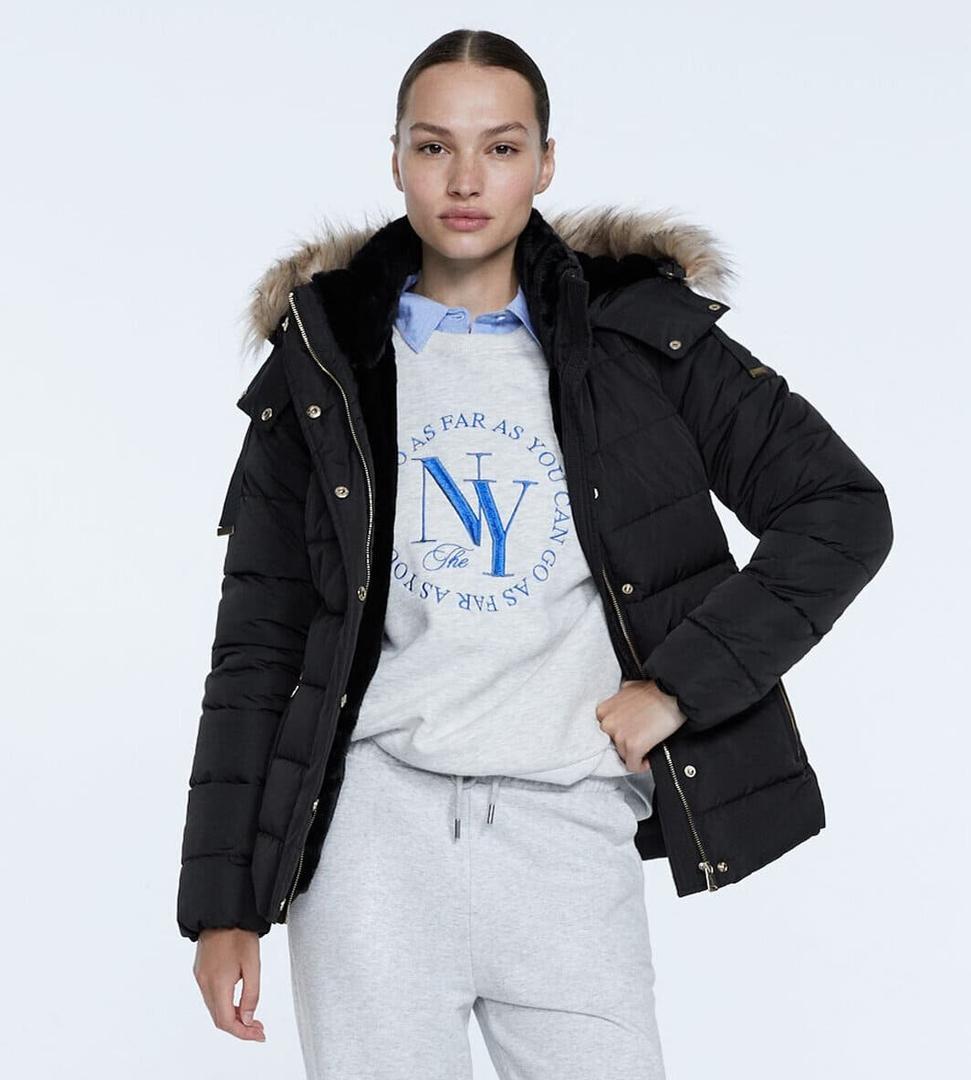 ​

ANORAK CON CAPUCHA DESMONTABLE WATER RESISTANT

​