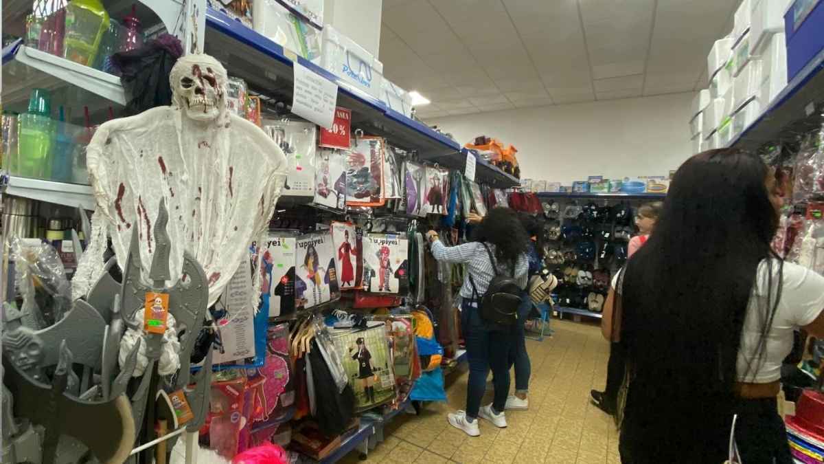 Clientes comprando disfraces por Halloween