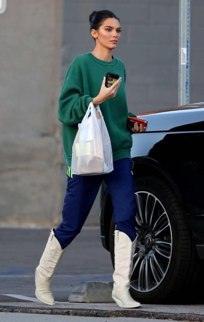 Kendall Jenenr con sudadera de cuello redondo de Domyos en Decathlon