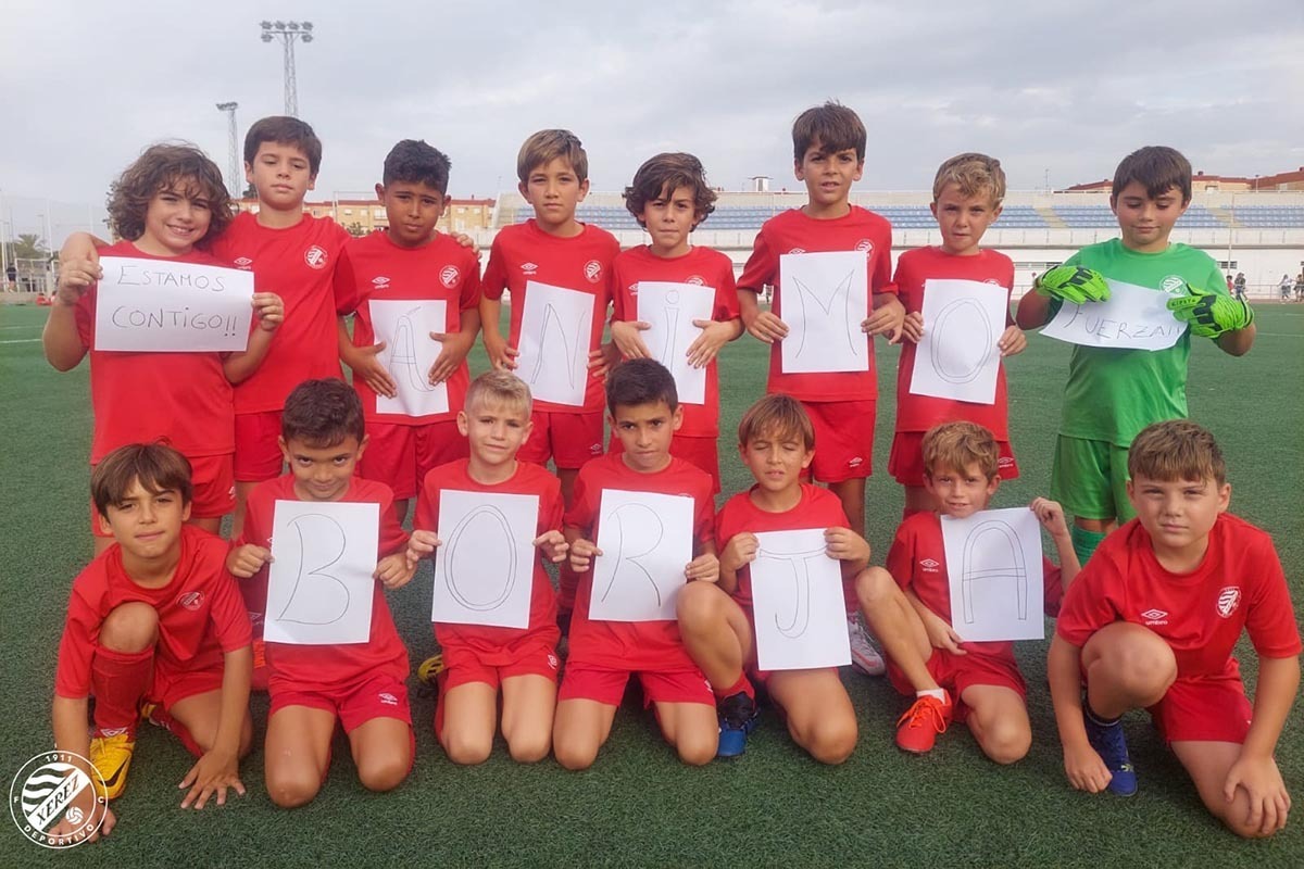 Jugadores de la cantera del Xerez Deportivo FC muestran un mensaje de apoyo a Borja