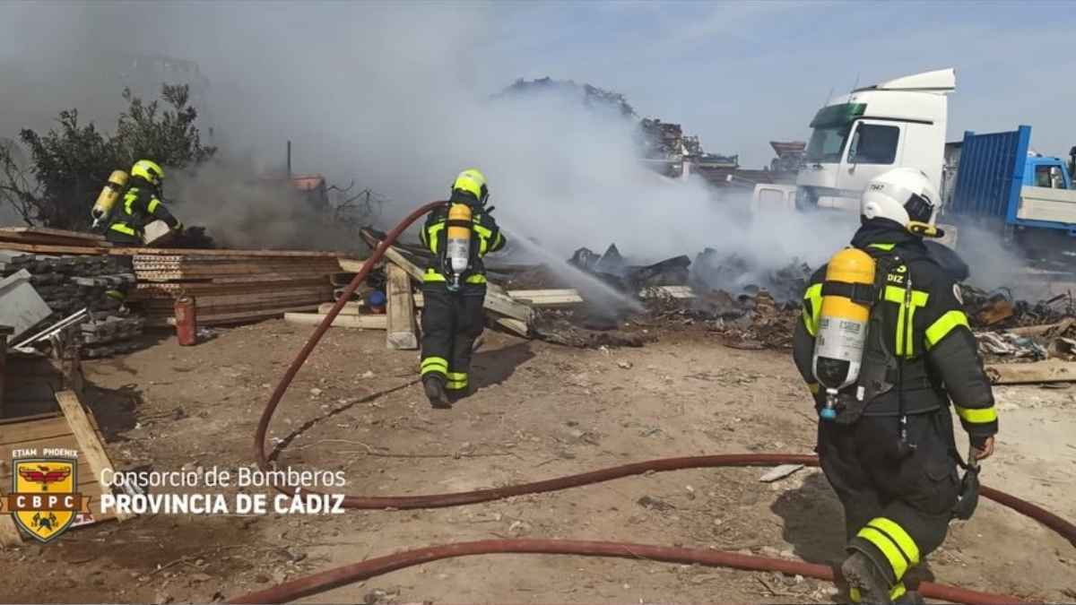 Incendio en un desguace en Jerez