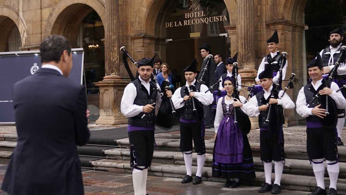Juanma Moreno contempla la actuación de un grupo de gaiteros