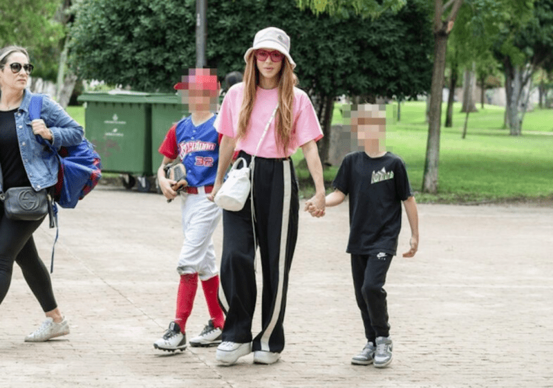 Las zapatillas virales de Shakira con las que ganar en altura e ir cómoda estas navidades