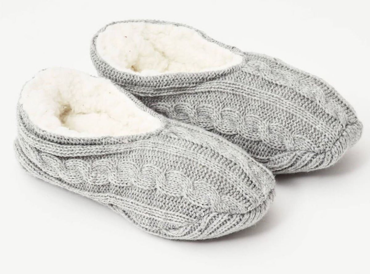 Zapatilla cerrada trenzada