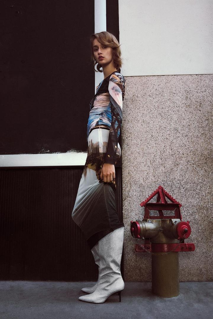 Bota alta de tacón con brillos de Zara