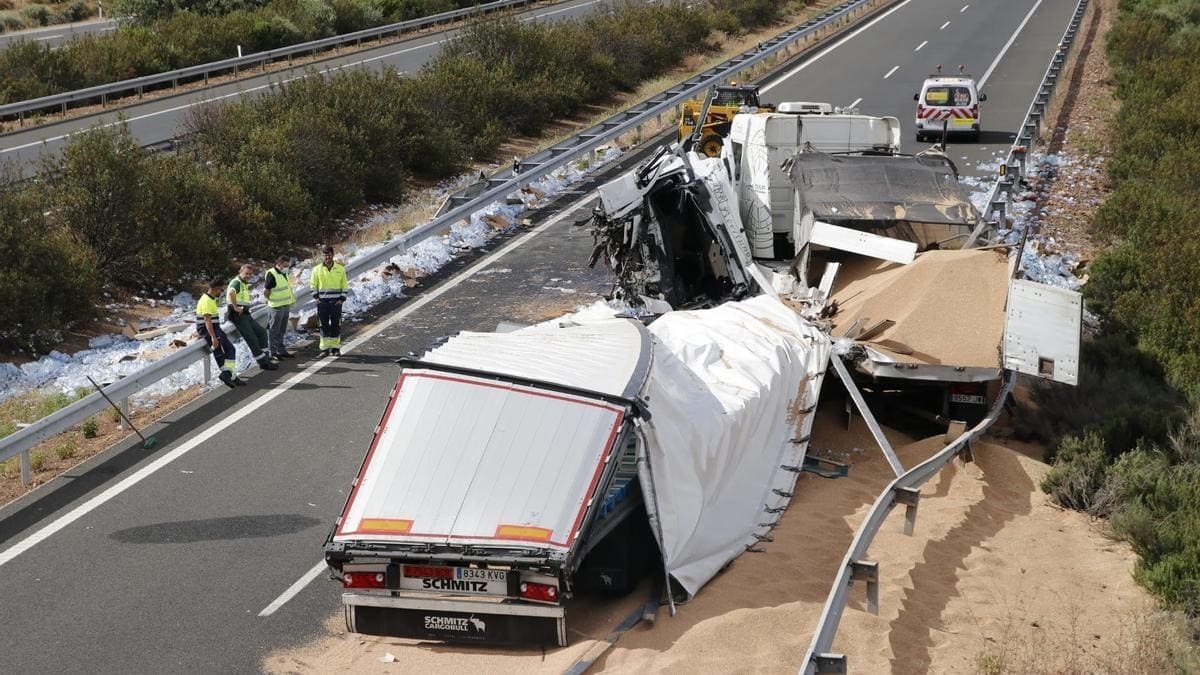 Este es el impactante accidente de un camión en la A-45 a la altura de Antequera (Málaga)