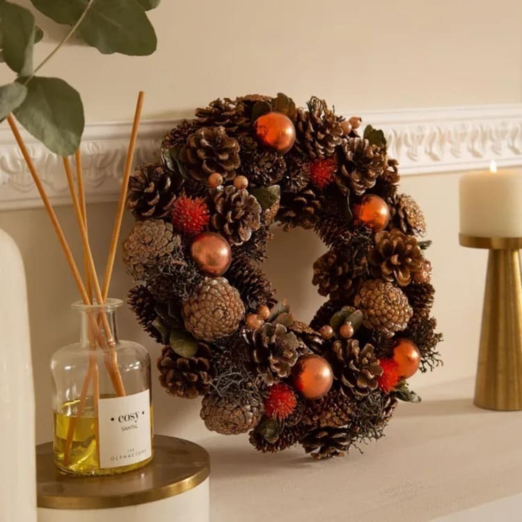 Corona navideña con piñas