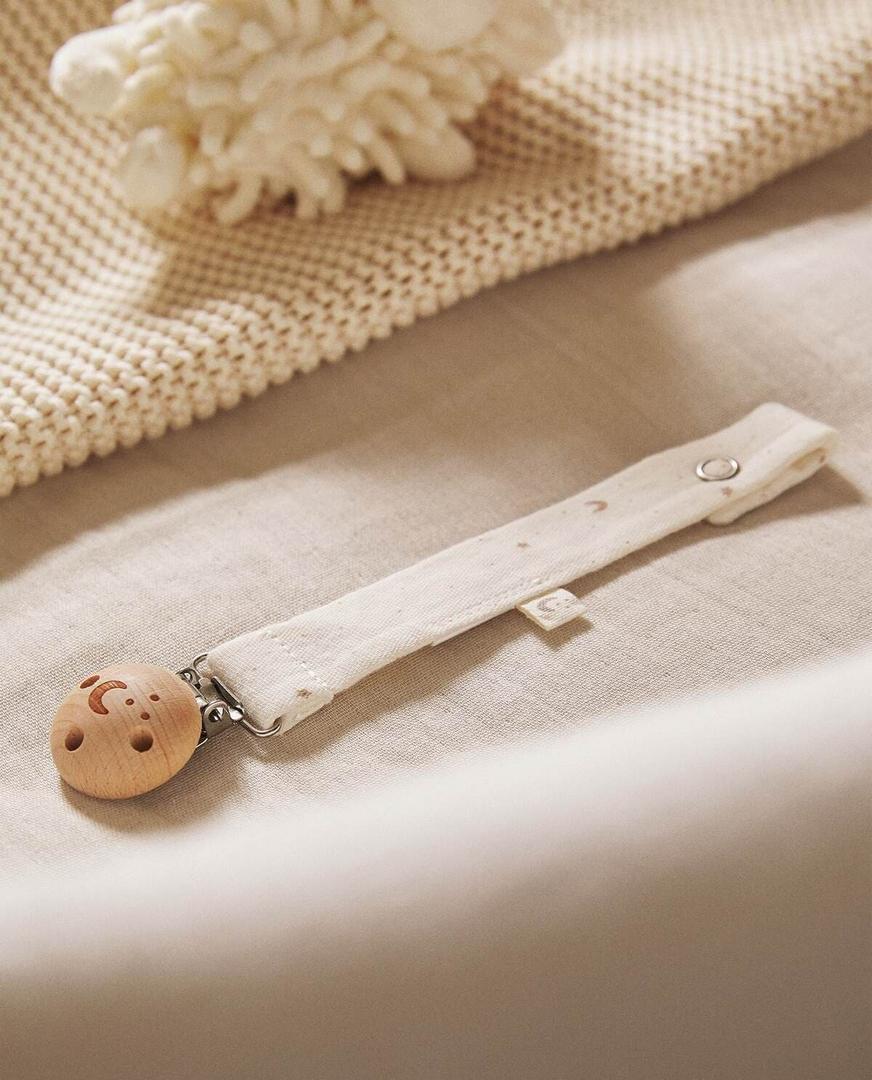 Chupetero clip de madera con cinta de gasa