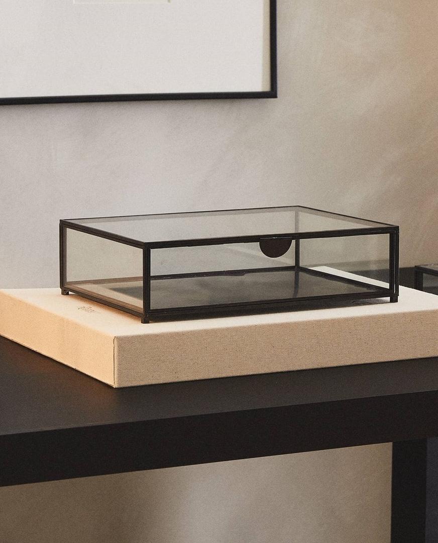 Caja de vidrio con filo negro