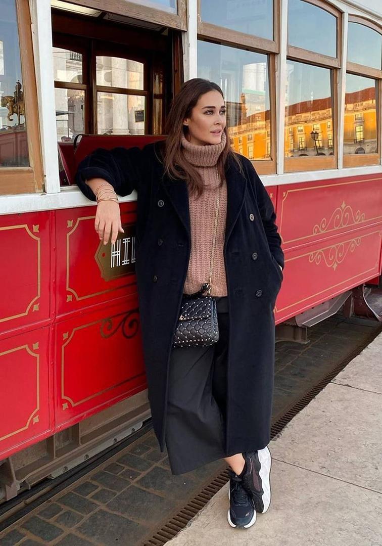 Vicky Martín Berrocal con abrigo negro