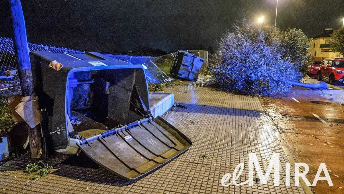 Contenedores han quedado volcados como consecuencia del tornado