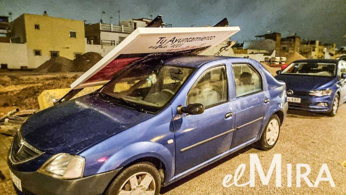 Coche dañado como consecuencia del tornado en Jerez