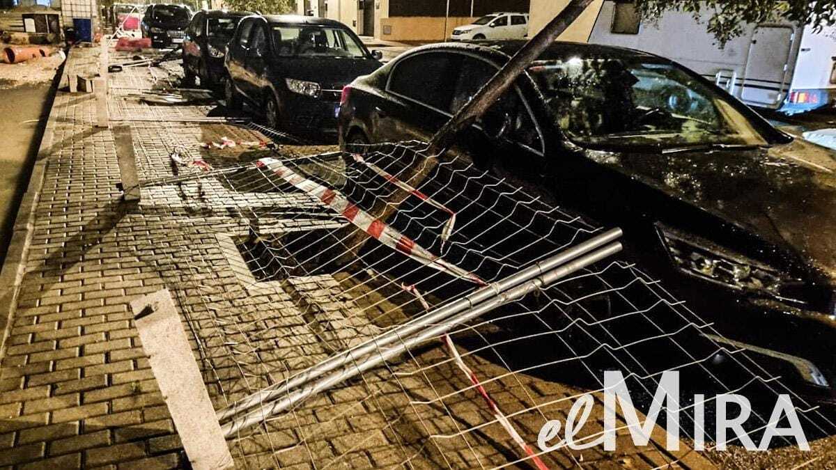 Vallas caídas tras el paso del tornado en Jerez
