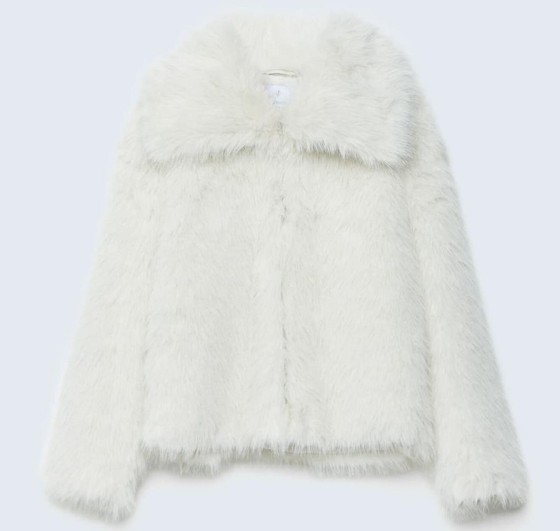 Chaqueta corta de pelo con solapa de Stradivarius