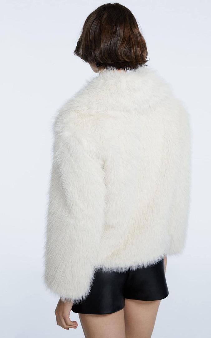 Chaqueta corta de pelo con solapa de Stradivarius