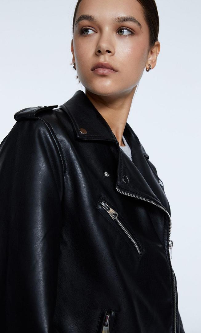 Cazadora biker oversize efecto piel de Stradivarius