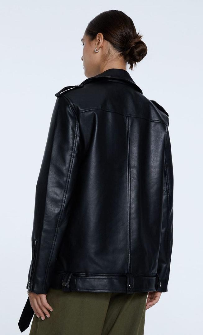 Cazadora biker oversize efecto piel de Stradivarius