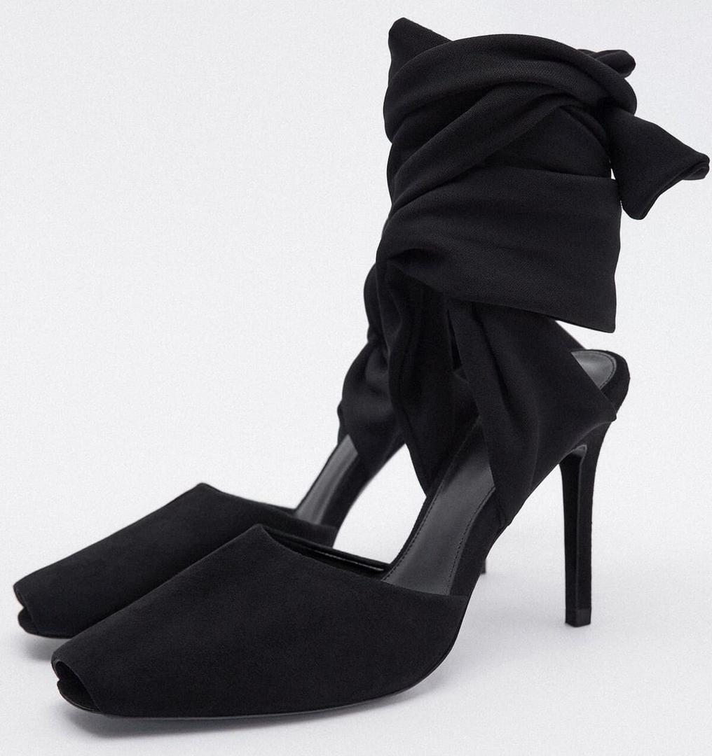 Sandalia de piel atada