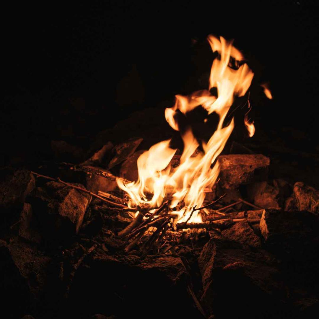 El brasero o la hoguera es una forma primitiva de mantener el calor