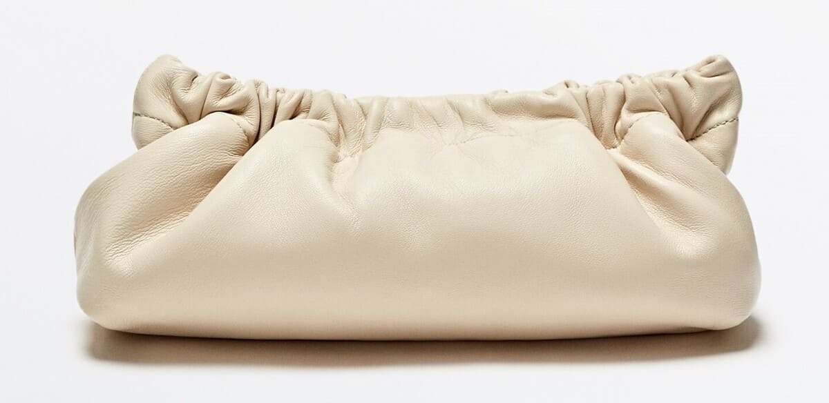 Bolso de mano con detalles fruncidos