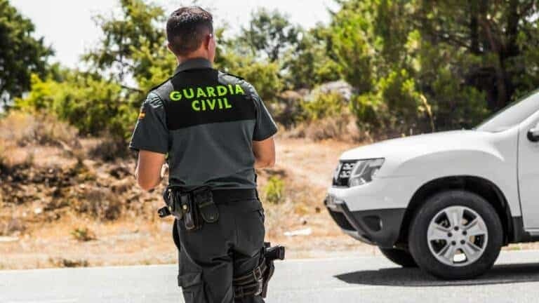 Guardias civiles investigan a un cazador furtivo