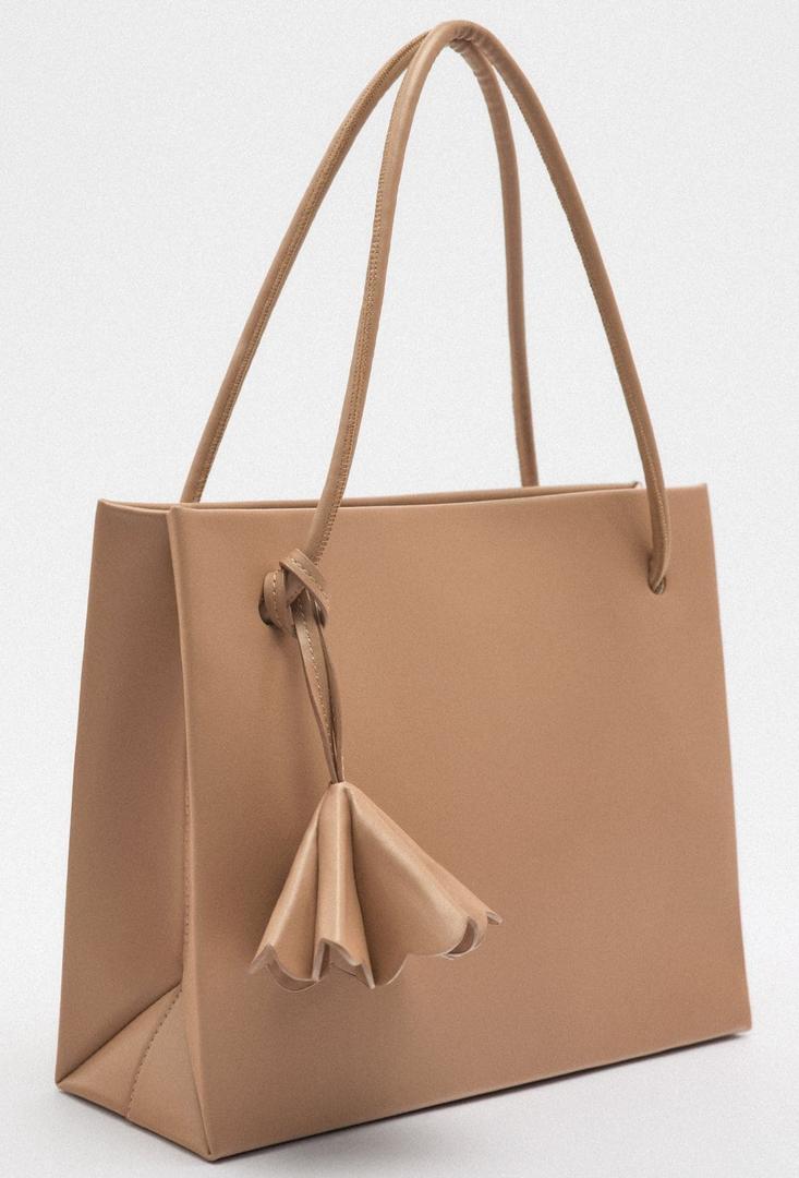 Shopper con colgante decorativo