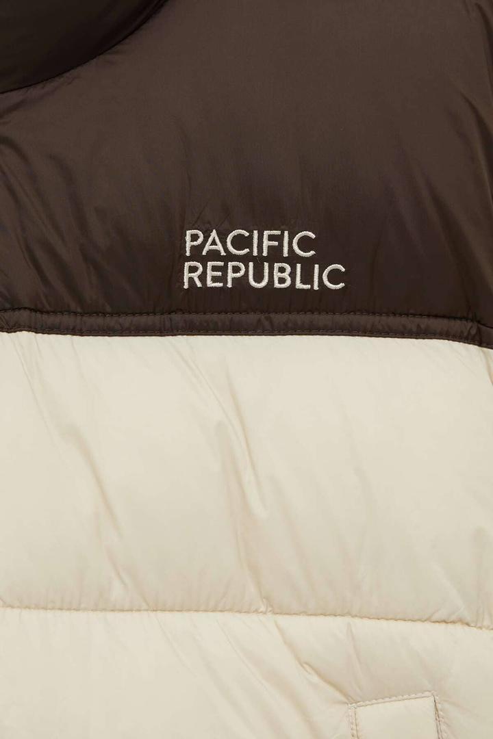 ​

CHAQUETA ACOLCHADA CORTA

​