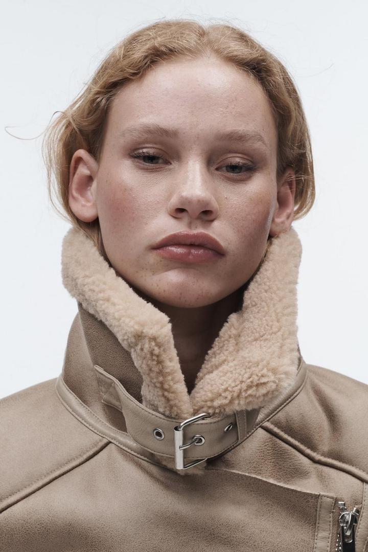 Cazadora de doble faz color tostado de Zara