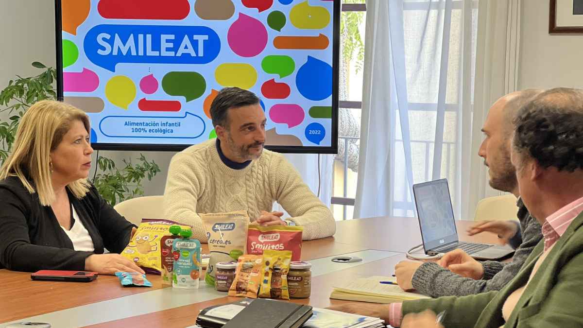 Responsables del Ayuntamiento con los miembros de SmileEat