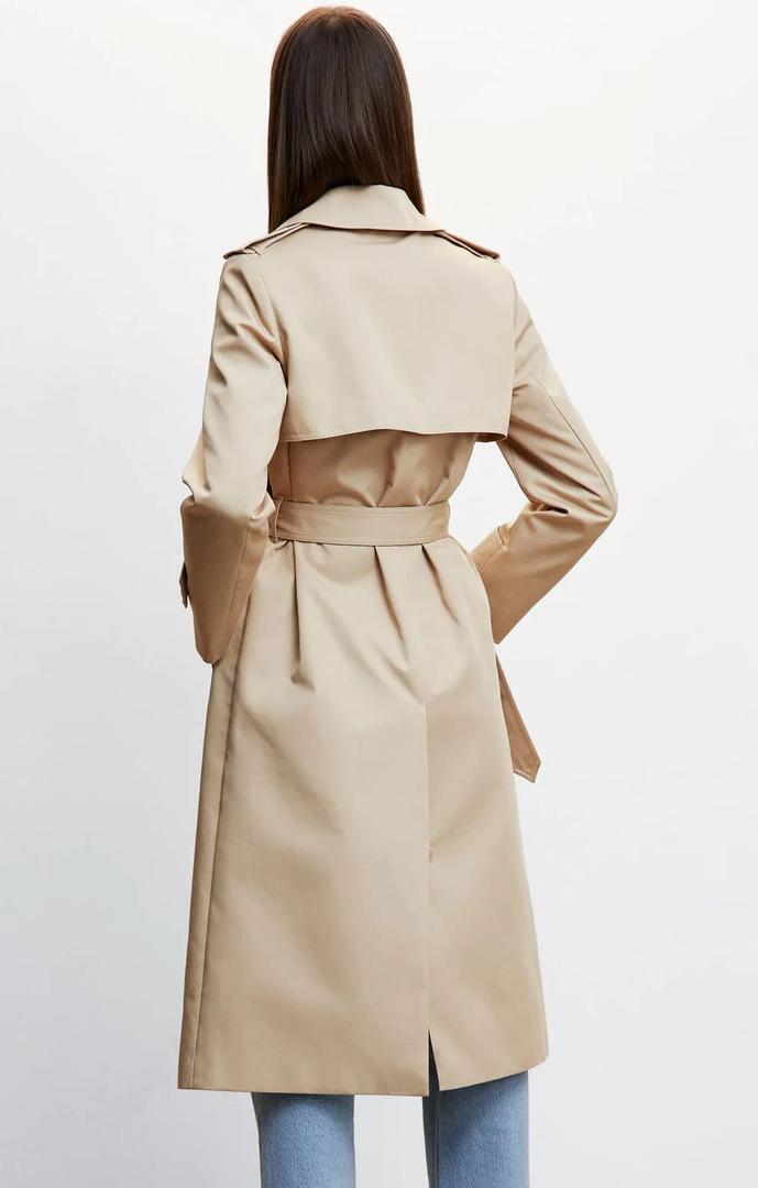 Trench clásico largo de Mango. Beige