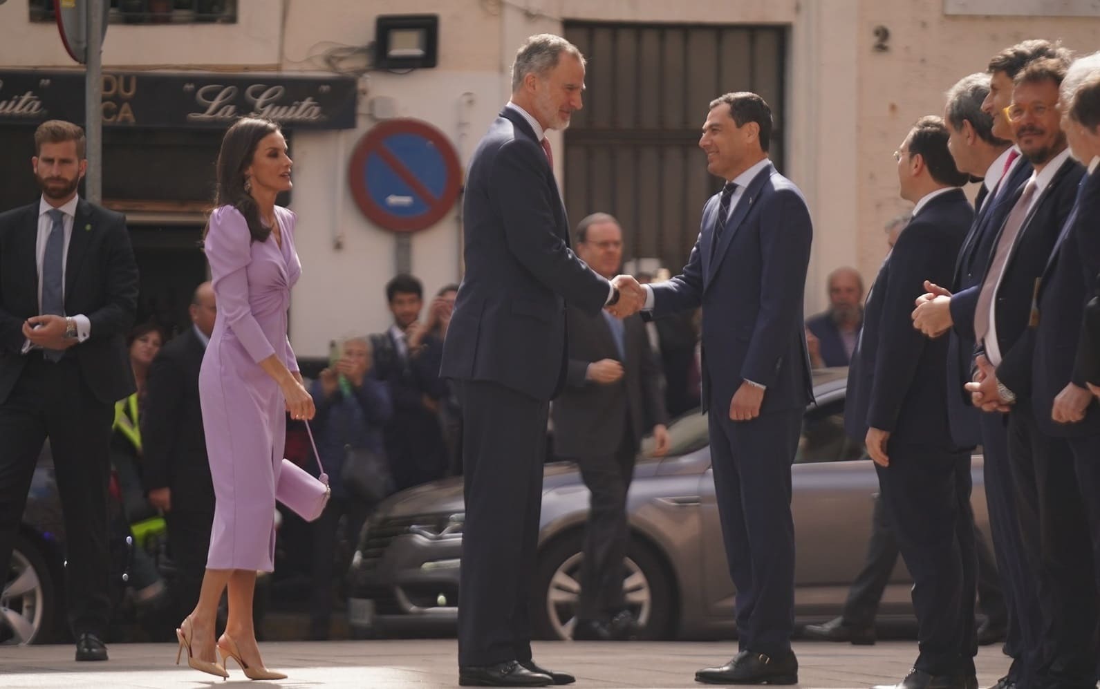 Juanma Moreno saluda al Rey Felipe VI