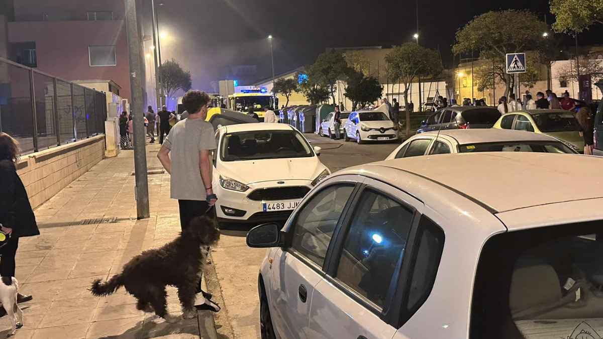 Varios coches ardiendo en un garaje subterráneo en Jerez