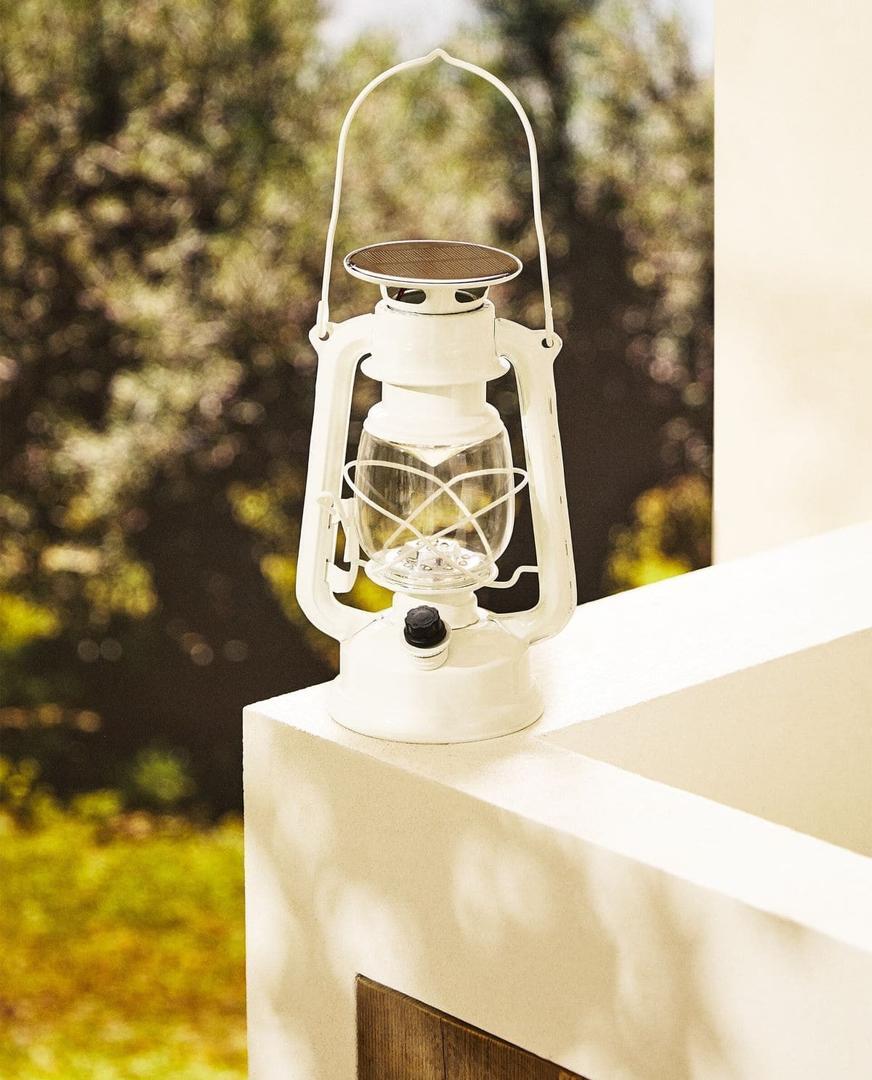 Lámpara de metal con sistema de recarga solar