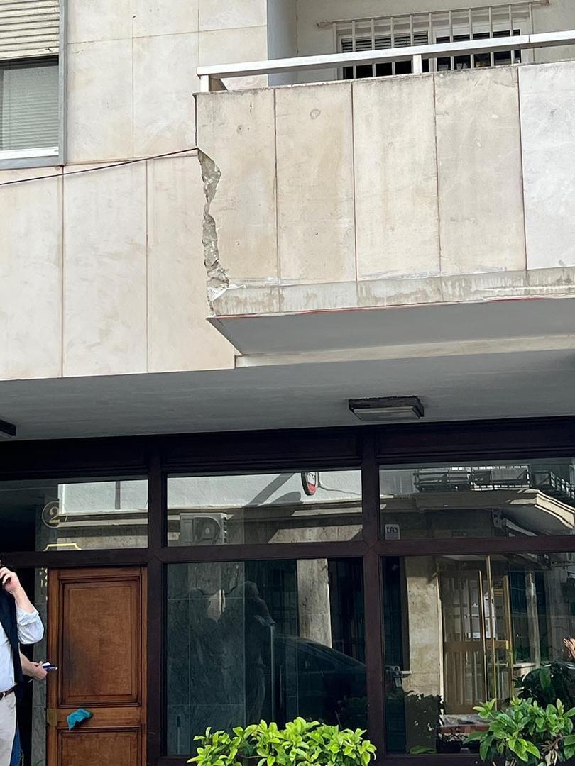 Susto en el centro de Jerez cae parte de la cornisa de un balcón en calle Eguiluz