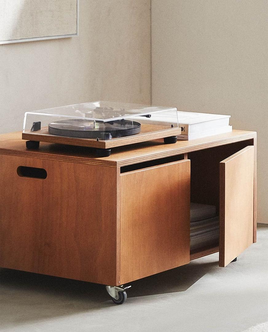 Mesa auxiliar con almacenaje