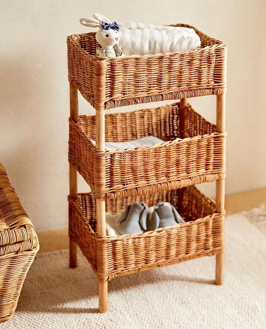 Estante de almacenamiento elaborado con ratán