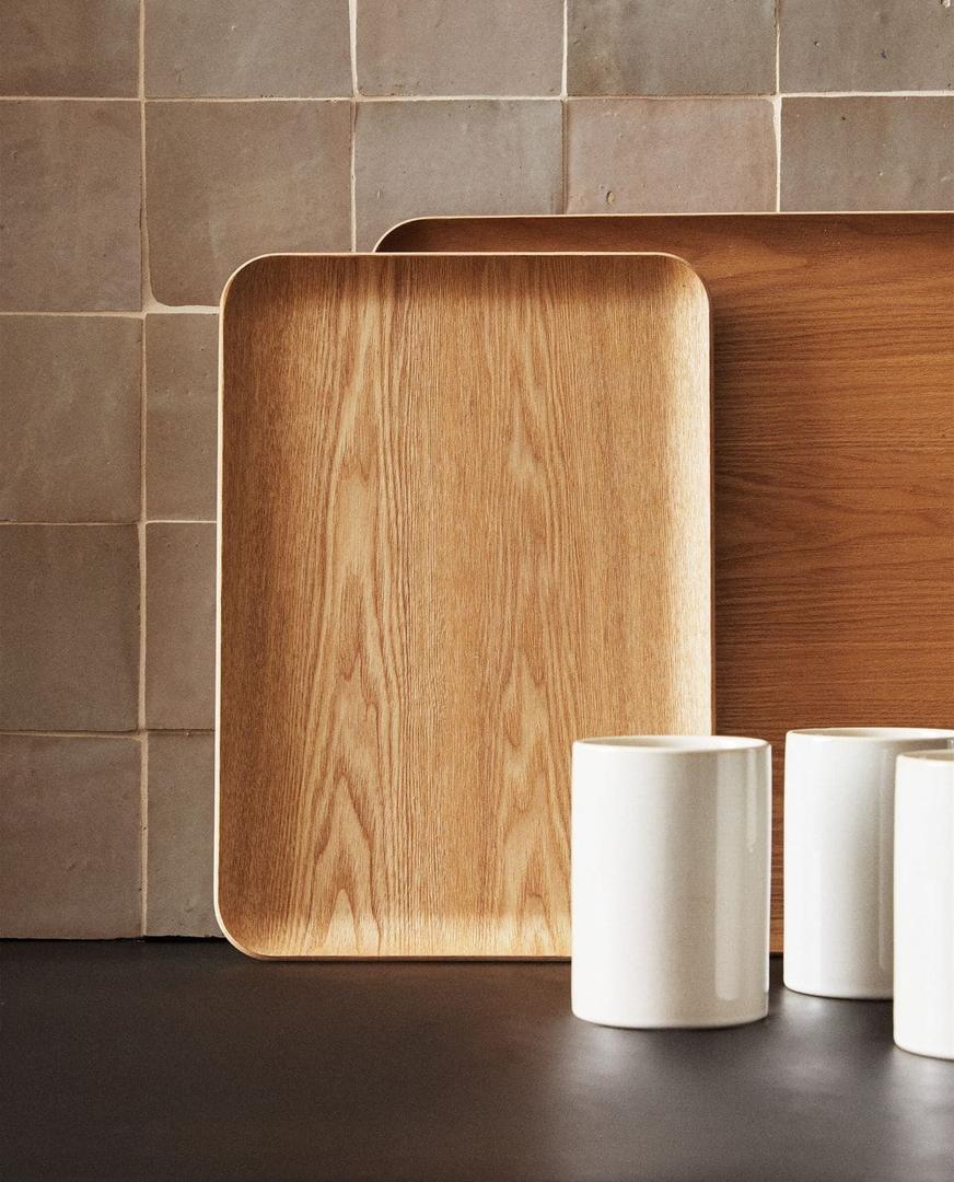 Bandeja de madera rectangular y antideslizante