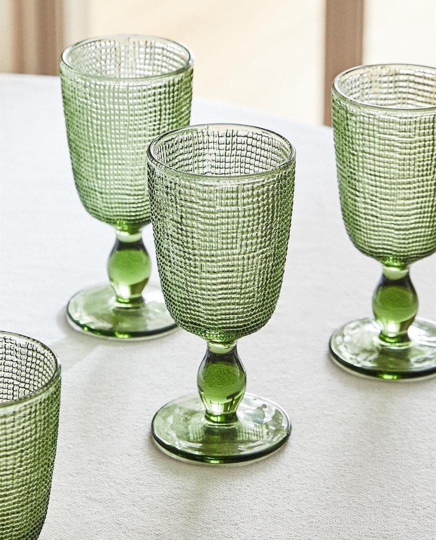 Copa de vidrio con relieve