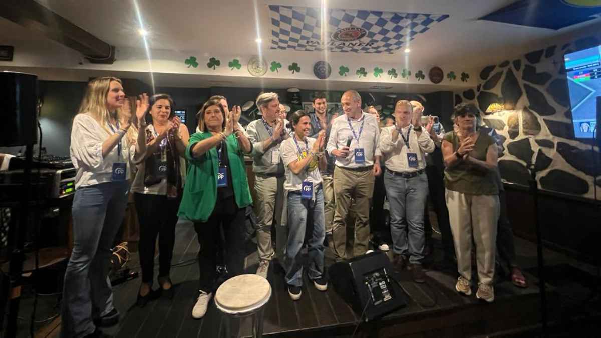 José María Soriano con su equipo tras ganar las elecciones en Tomares