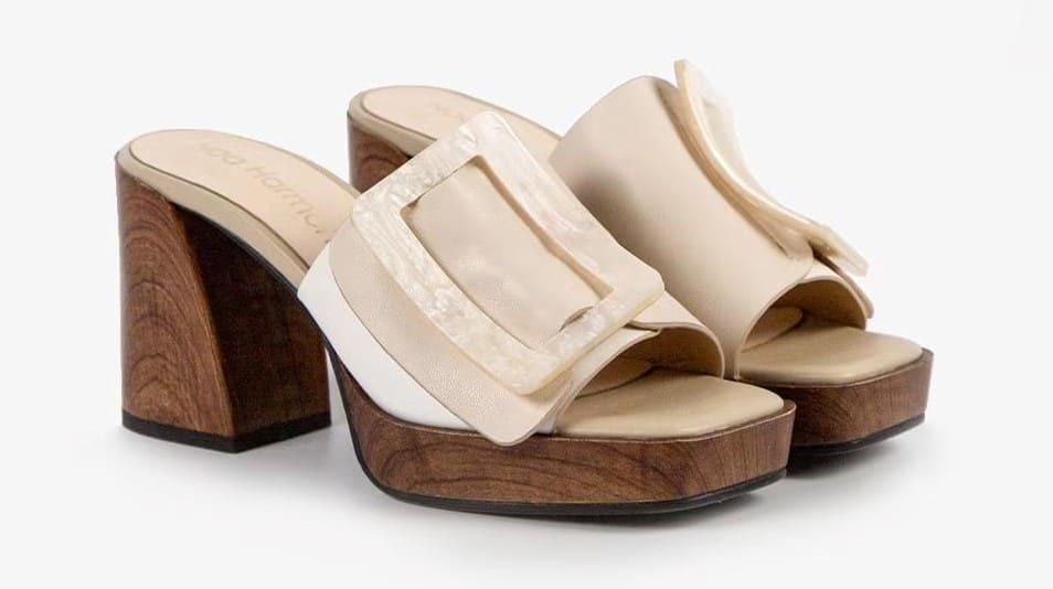 Zuecos de tacón con pala bicolor y hebilla efecto nácar Noa Harmon