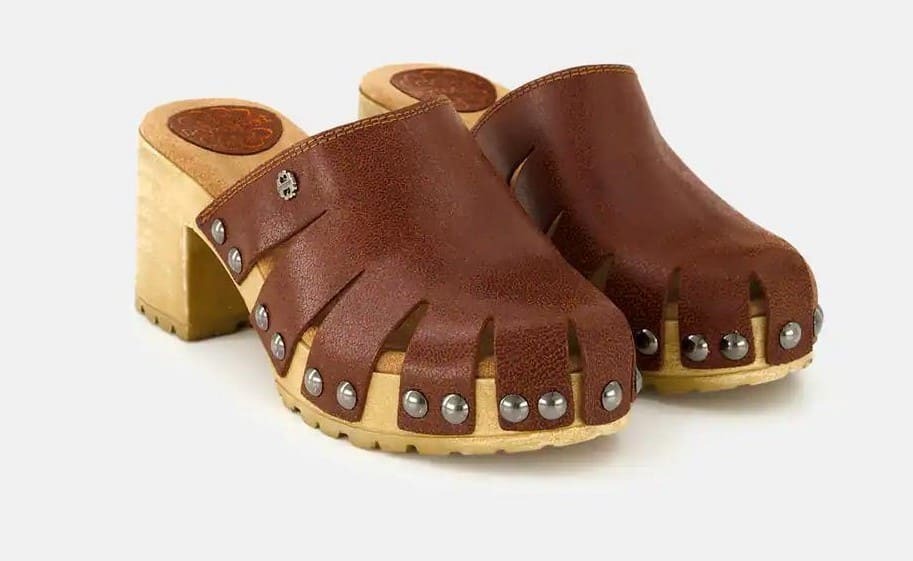 Zuecos de piel serraje con tachas Porronet