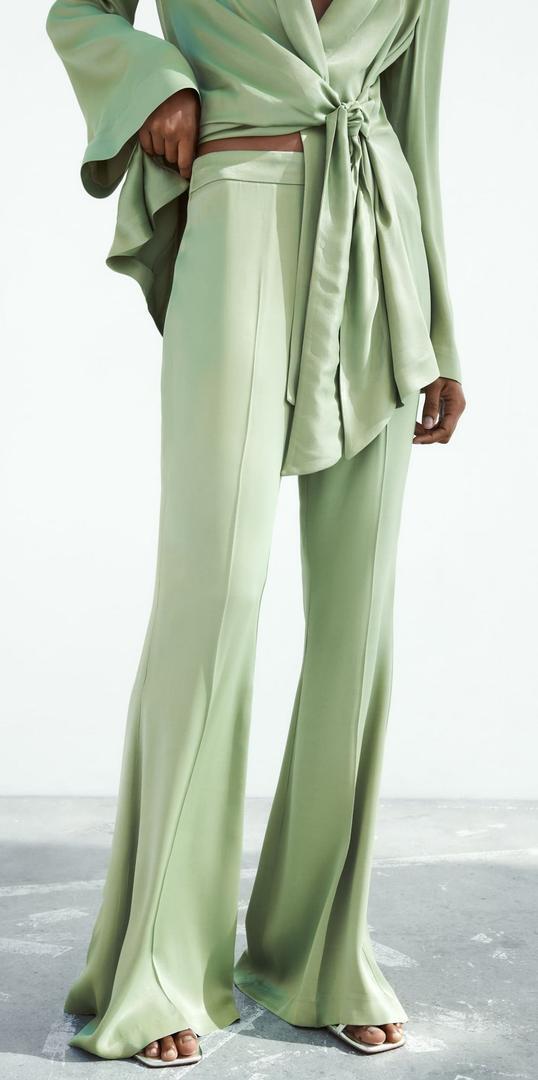 Traje de chaqueta satinado con nudo lateral de Zara