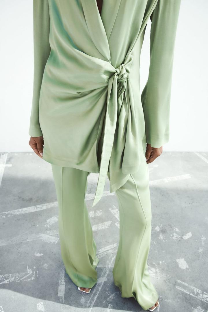 Traje de chaqueta satinado con nudo lateral de Zara