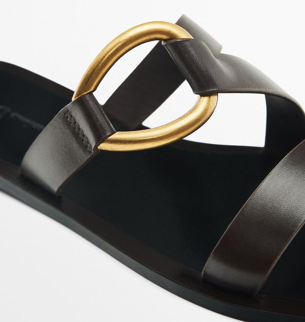 Sandalias de inspiración romana con detalle de anilla de Massimo Dutti