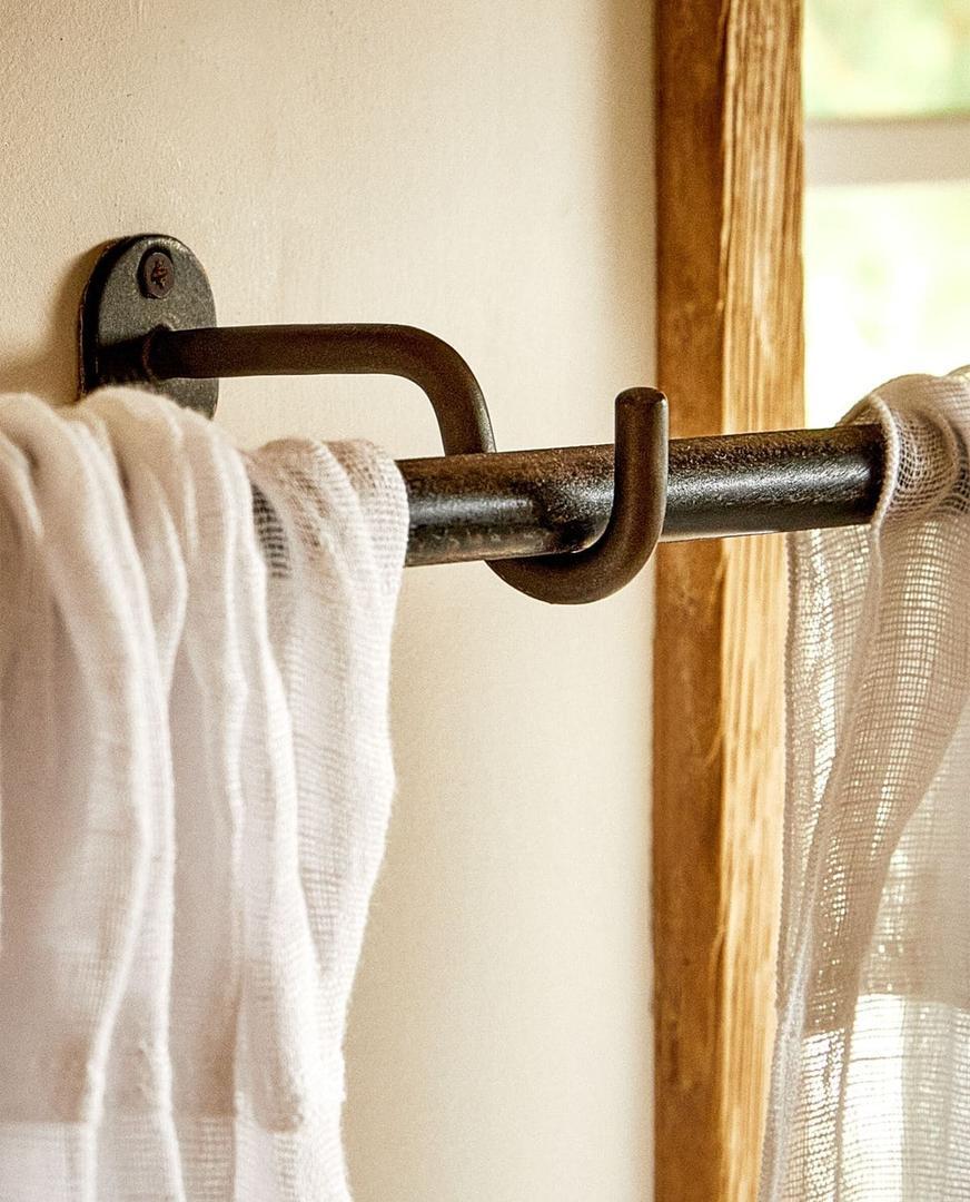 Colgador metálico para barras de cortina