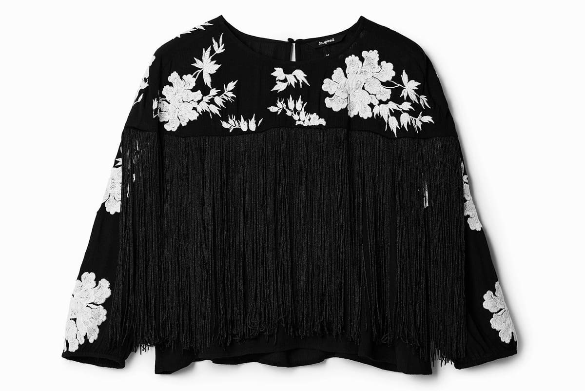 Blusa bordada de flecos negra con flores de Desigual