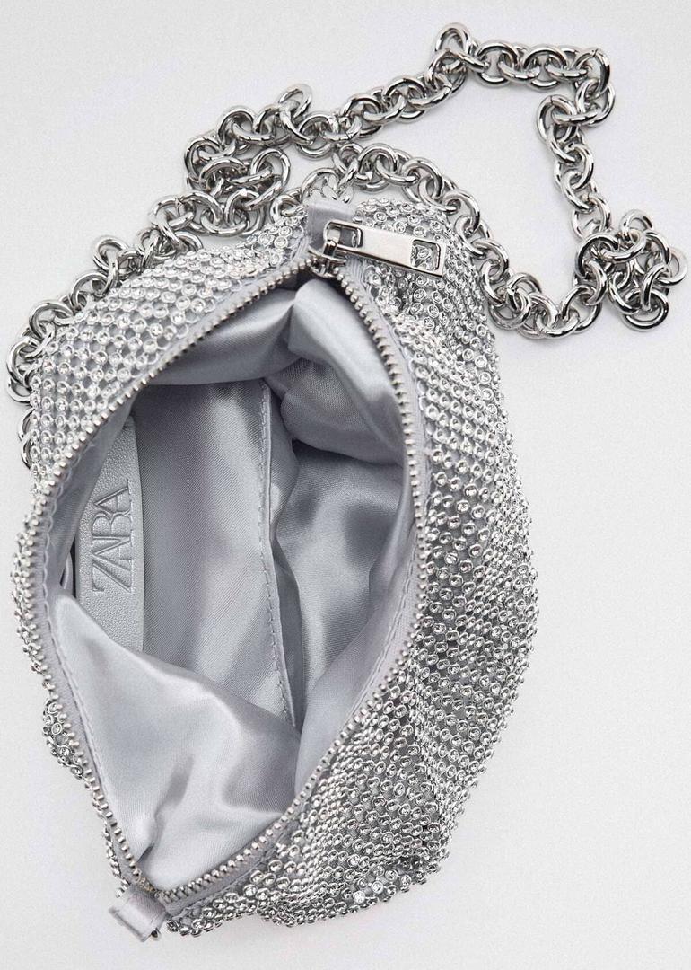Bolso bandolera con brillos de Zara